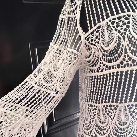 Simple beach white crochet top - Picture 8 of 11